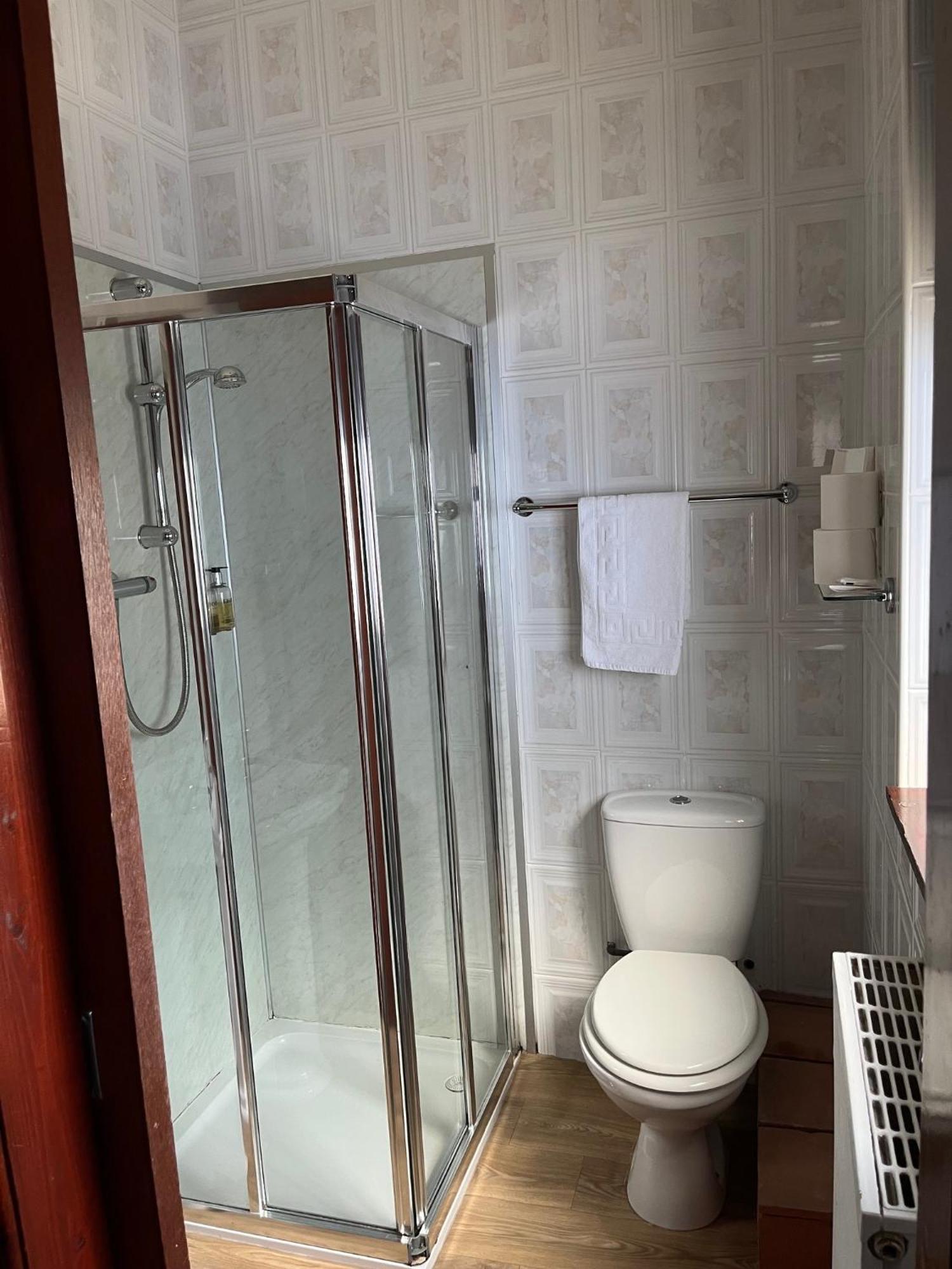 No: 1 The Esplanade Guest Accommodation. Тенби Стая снимка