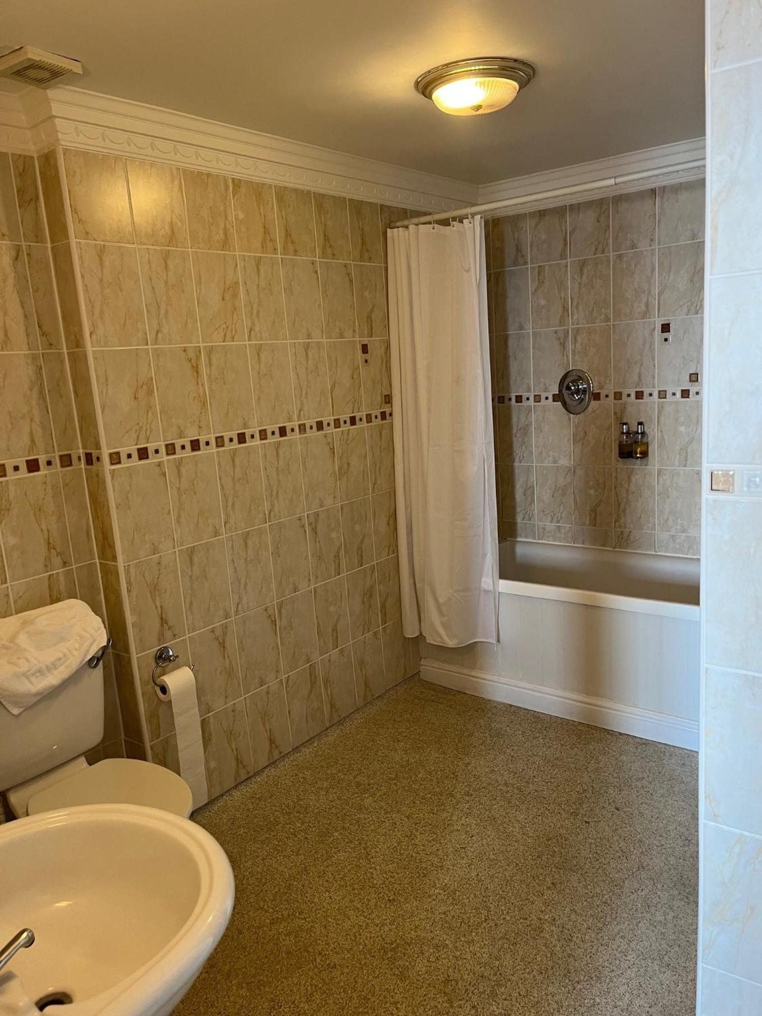 No: 1 The Esplanade Guest Accommodation. Тенби Стая снимка